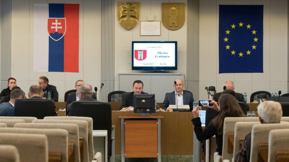 V Galante si v rokoch 2014 až 2018 nerozumel primátor s niektorými poslancami. V roku 2021 ale prišlo na rad aj nechcené vugárne slovo.