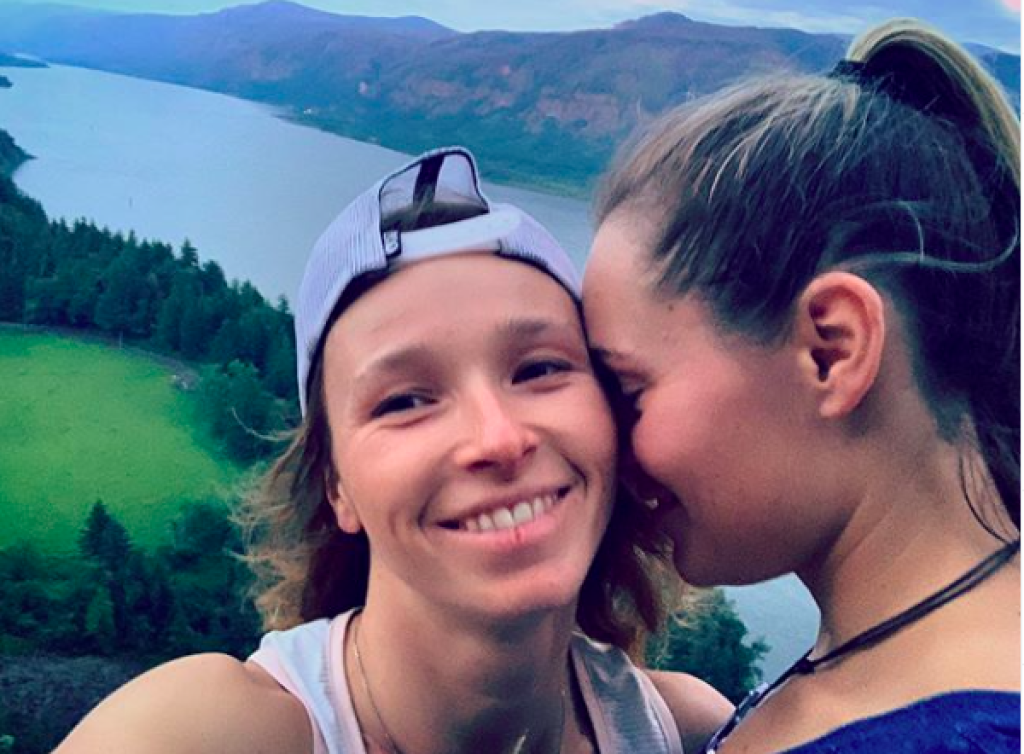 Snowboardistka Šárka Pančochová sa so snúbenicou Kaileenou Lare sa rozhodli, že sa nebudú ničím obmedzovať a pri bicyklovaní v lese odhodia všetky zábrany.