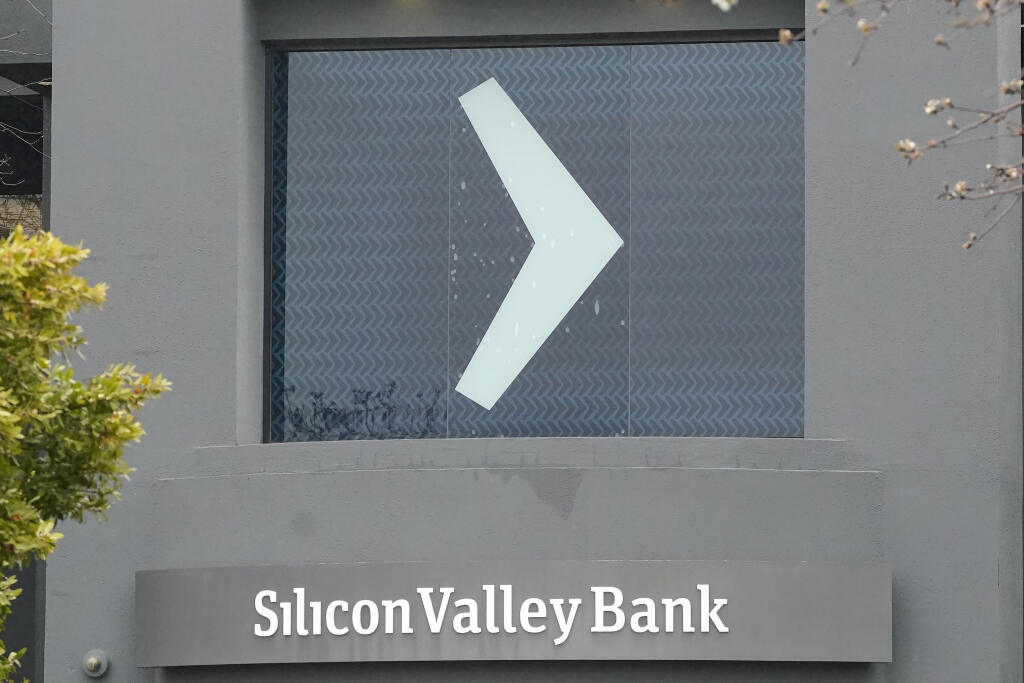 KK39 Santa Clara - Na snímke nápis banky Silicon Valley Bank 10. marca 2023 v Santa Clare.  Americké úrady v piatok zatvorili Silicon Valley Bank (SVB), aby ochránili vkladateľov. V pondelok (13. 3.) sa jej pobočky znovu otvoria, ale pod kontrolou federálneho úradu na ochranu vkladov (FDIC). FOTO TASR/AP
A Silicon Valley Bank sign is shown at the company's office in Santa Clara, Calif., Friday, March 10, 2023. The Federal Deposit Insurance Corporation is seizing the assets of Silicon Valley Bank