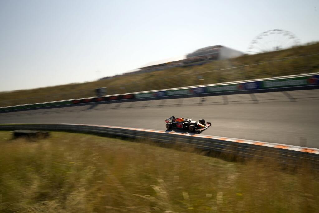 JB 57 Zandvoort - Holandský jazdec F1 na monoposte Red Bull Max Verstappen počas pretekov nedeľňajšej Veľkej ceny Holandska formuly 1 na okruhu v Zandvoorte 5. septembra 2021. FOTO TASR/AP
Red Bull driver Max Verstappen of the Netherlands steers his car during the Formula One Dutch Grand Prix, at the Zandvoort racetrack, Netherlands, Sunday, Sept. 5, 2021. (AP Photo/Francisco Seco)