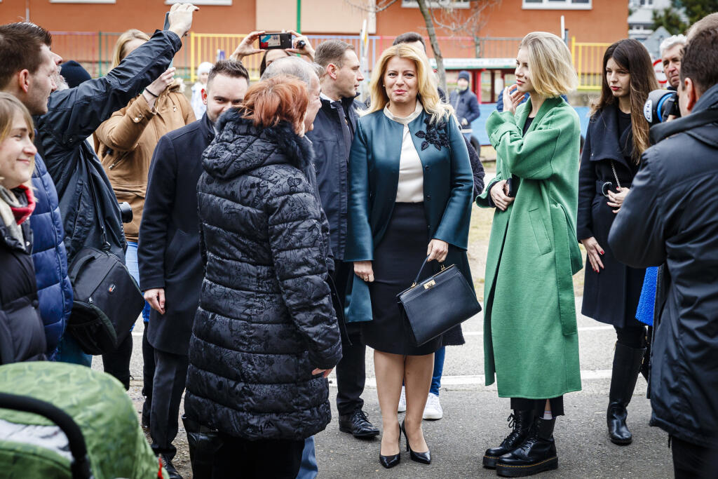 Prezidentka Slovenskej republiky Zuzana Čaputová v spoločnosti dcér prvovoličky Lei a Emy odvolila v Materskej škôlke v Pezinku.