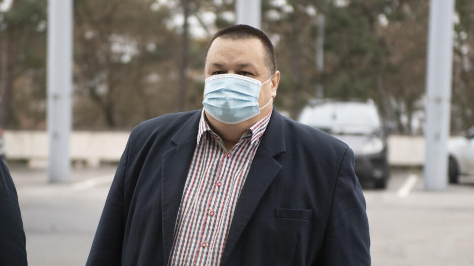 Na snímke hlavný hygienik SR Ján Mikas. Medzi jednu z jeho povinností patrí nahlasovanie škodlivých výrobkov, ktoré môžu byť pre ľudí nebezpečné.