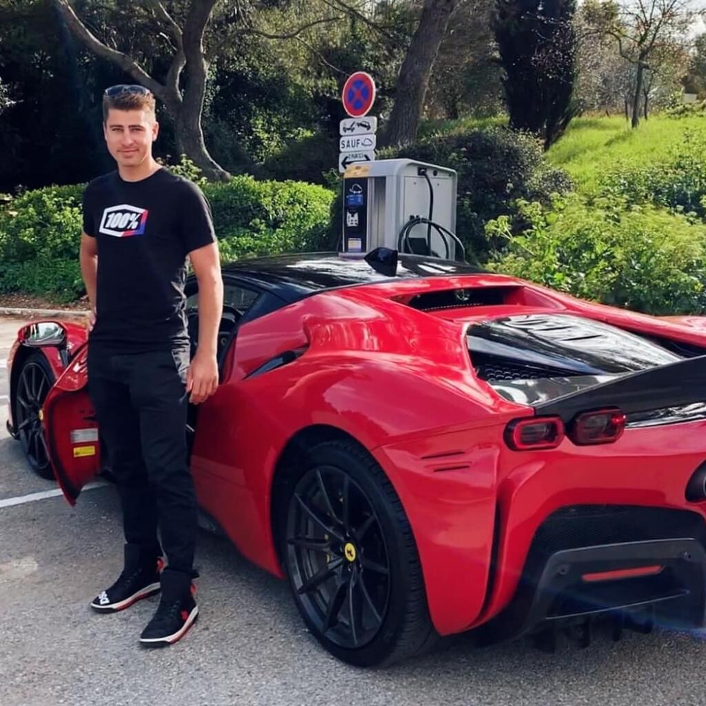 Peter Sagan a jeho brat Juraj si užili jazdu v luxusnom Ferrari. Zatiaľ nie je jasné, či auto patrí jednému z nich.