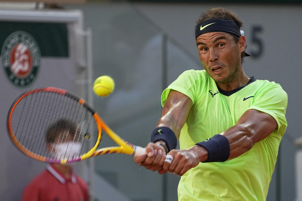JB 29 Paríž - Španielsky tenista Rafael Nadal odvracia loptičku Srbovi Novakovi Djokovičovi v semifinále dvojhry na grandslamovom turnaji Roland Garros v Paríži 11. júna 2021. FOTO TASR/AP
Spain's Rafael Nadal backhands to Serbia's Novak Djokovic during their semifinal match of the French Open tennis tournament at the Roland Garros stadium Friday, June 11, 2021 in Paris. (AP Photo/Michel Euler)