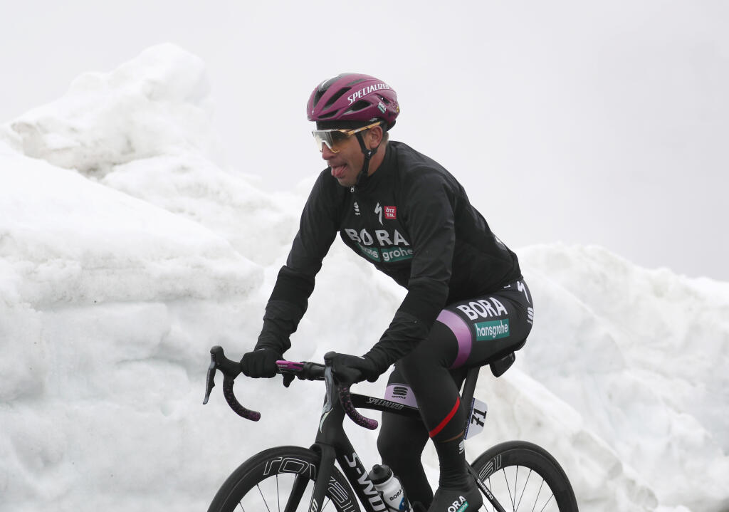 Aj Peter Sagan musel zdolať biele peklo po cesta na Passo Giau.