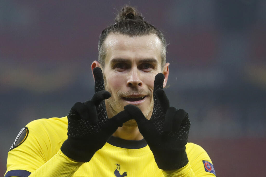 JB 35 Budapešť - Hráč Tottenhamu Gareth Bale oslavuje druhý gól do bránky Wolfsbergeru v zápase osemfinále Európskej ligy Wolfsberger AC - Tottenham Hotspur v Budapešti 18. februára 2021. FOTO TASR/AP
Tottenham's Gareth Bale celebrates after scoring his side's second goal during the Europa League round of 32, first leg, soccer match between Wolfsberger AC and Tottenham Hotspur at the Puskas Arena stadium in Budapest, Hungary, Thursday, Feb. 18, 2021. (AP Photo/Laszlo Balogh)