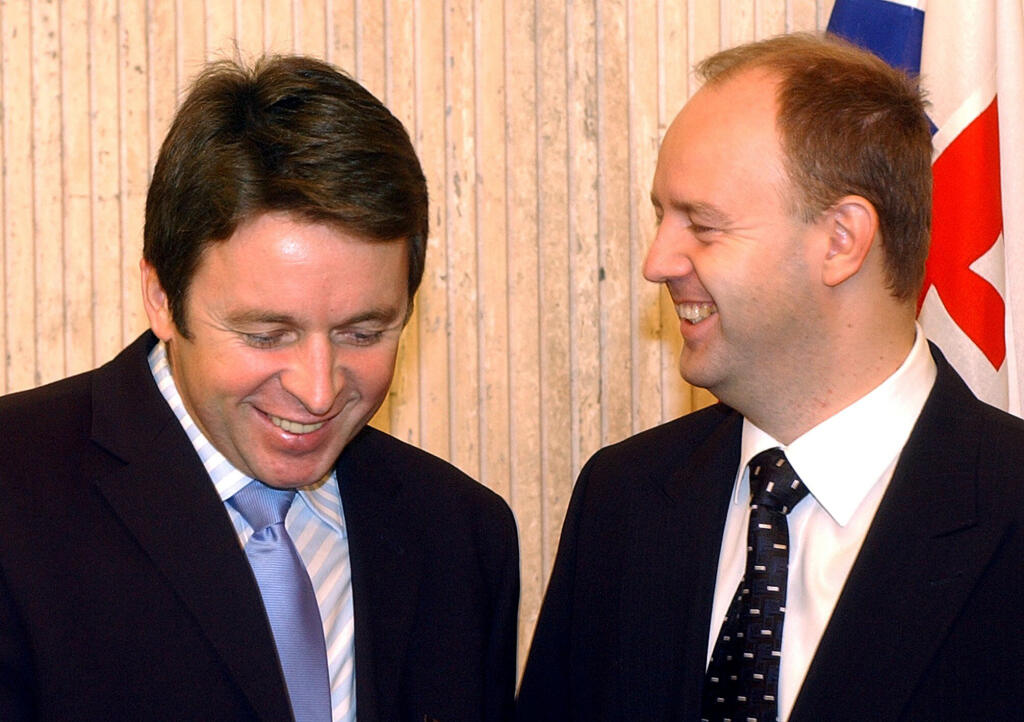 NA VRCHOLE SLÁVY Bol mediálnym magnátom aj ministrom hospodárstva. Na obrázku s ministrom financií Ivanom Miklošom, vľavo.