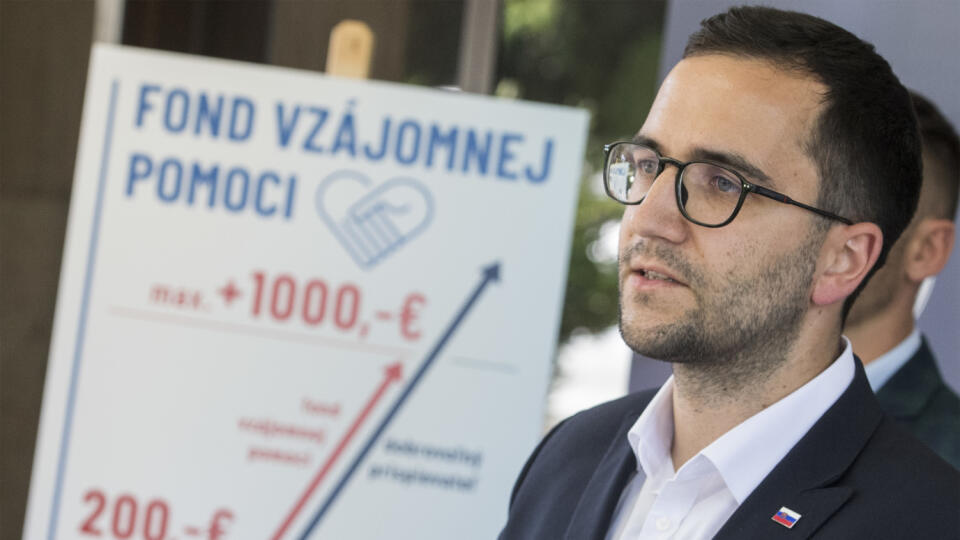 Na snímke vedúci Úradu vlády SR Július Jakab počas brífingu s novinármi po prerušení 32. schôdze vlády SR v stredu 12. augusta 2020 v Bratislave. FOTO TASR - Martin Baumann