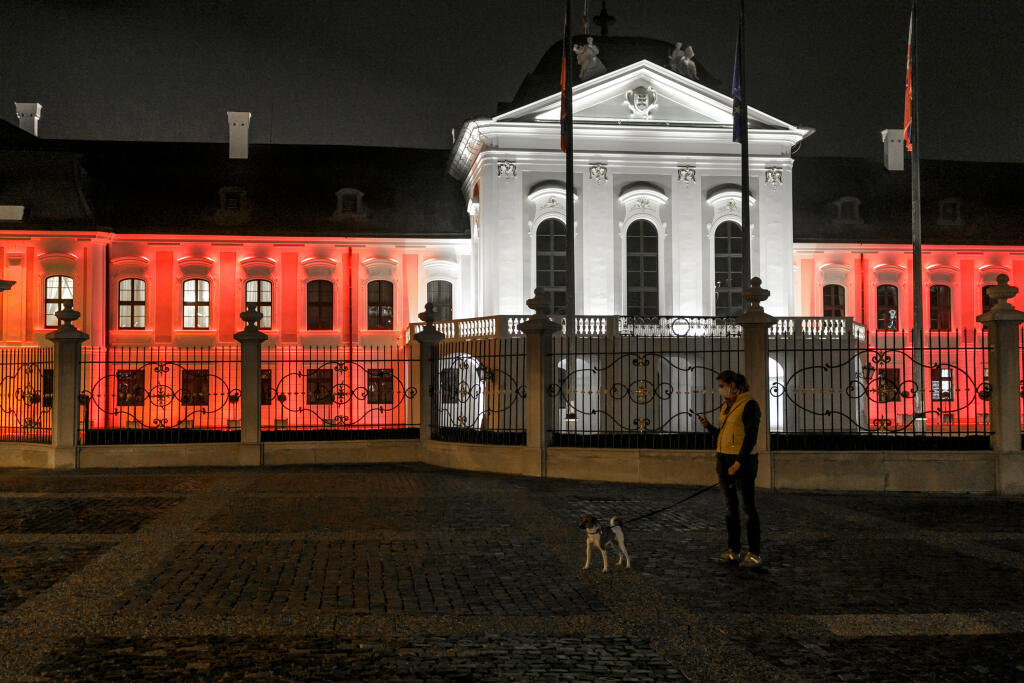 Na snímke Prezidentský palác v Bratislave vysvietený v rakúskych národných farbách na znak solidarity s Rakúskom a jeho obyvateľmi po pondelkových (2. 11.) teroristických útokoch v Bratislave 3. novembra 2020. FOTO TASR - Dano Veselský