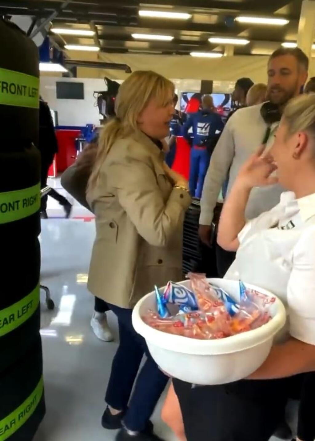 Corinna nechýbala na VC Veľkej Británie, kde jej syn Mick získal prvé body v F1. Keď sa objavila v zákulisí tímu Haas, bola stredobodom pozornosti a zrejme sa nenašiel človek, ktorý sa s ňou nechcel zvítať a objať.