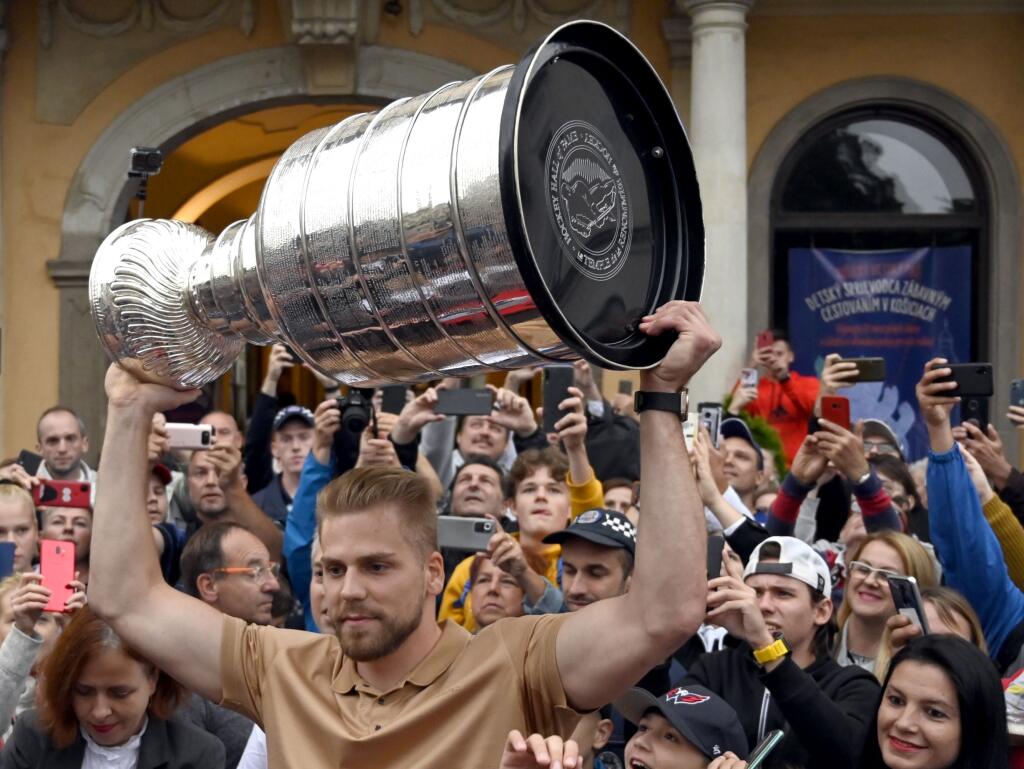 Erik Černák ukázal najslávnejšiu hokejovú trofej aj fanúšikom v Košiciach.