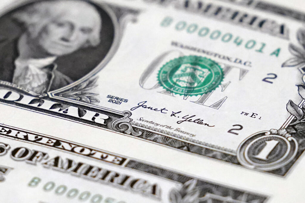 Súbor – Novo vytlačená dolárová bankovka je vystavená 8. decembra 2022 v zariadení Bureau of Engraving and Printing's Western Currency Facility vo Fort Worth v Texase.