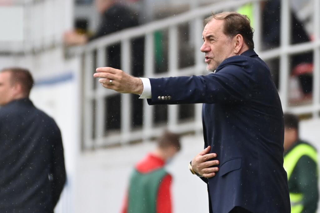 Na snímke nový tréner Slovana Vladimír Weiss st. počas zápasu 9. kola nadstavbovej časti Fortuna ligy skupiny o titul medzi FC ViOn Zlaté Moravce - ŠK Slovan Bratislava v sobotu 15. mája 2021 v Zlatých Moravciach. FOTO TASR - Lukáš Grinaj