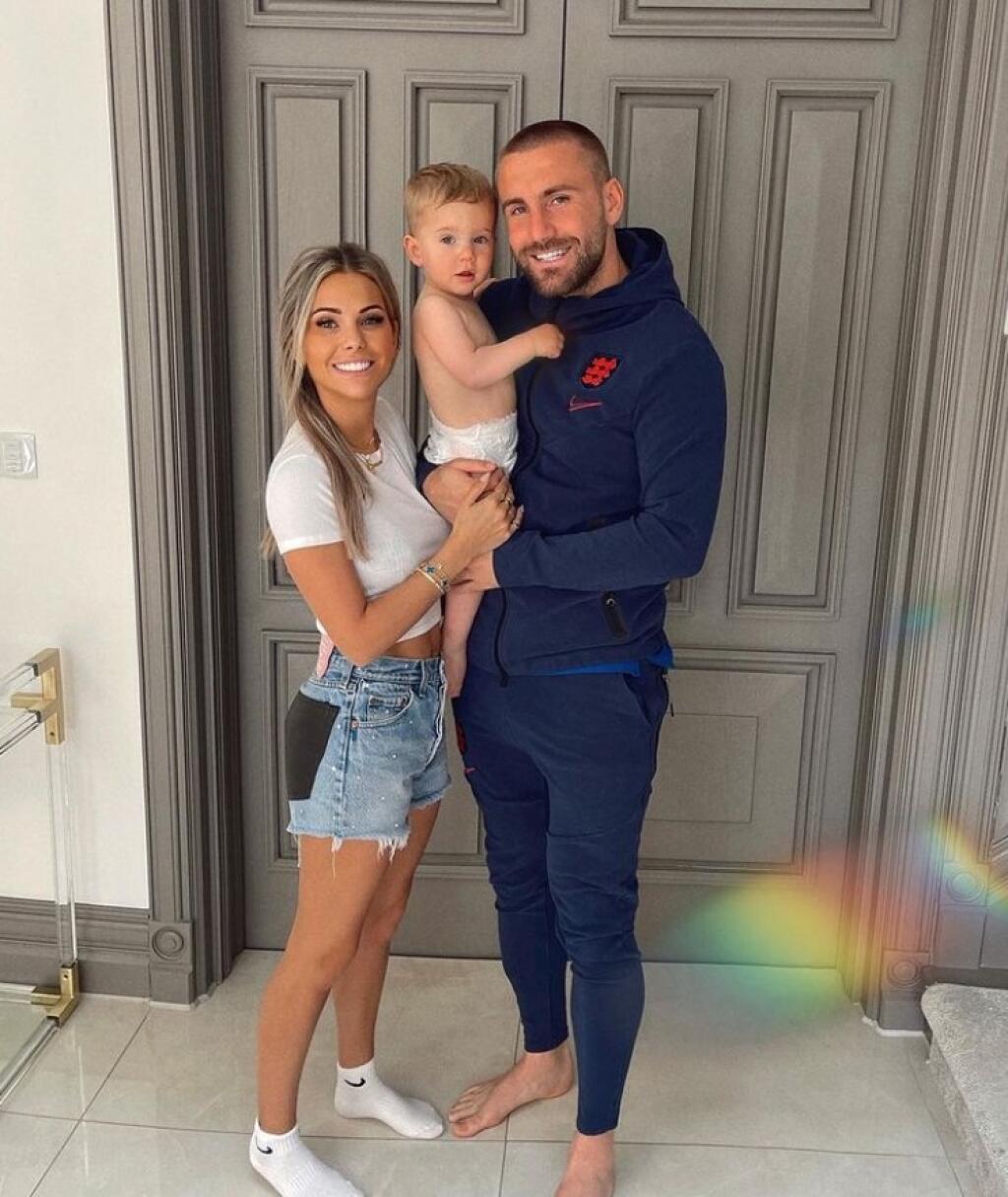 Ľavý anglický obranca Luke Shaw sa môže tiež pochváliť príťažlivou polovičkou. Jeho priateľka má netradičné menou Anouska.