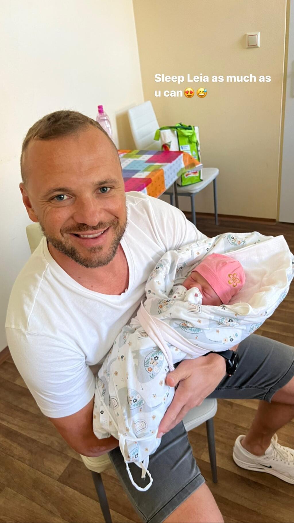 Rodičia si veľa spánku neužijú, aj preto si bývalý hokejový reprezentant zažartoval pri fotke s Leiou, ktorá na jeho rukách spala. „Spi, Leia. Tak veľa, ako dokážeš,“ smial sa Gáborík.