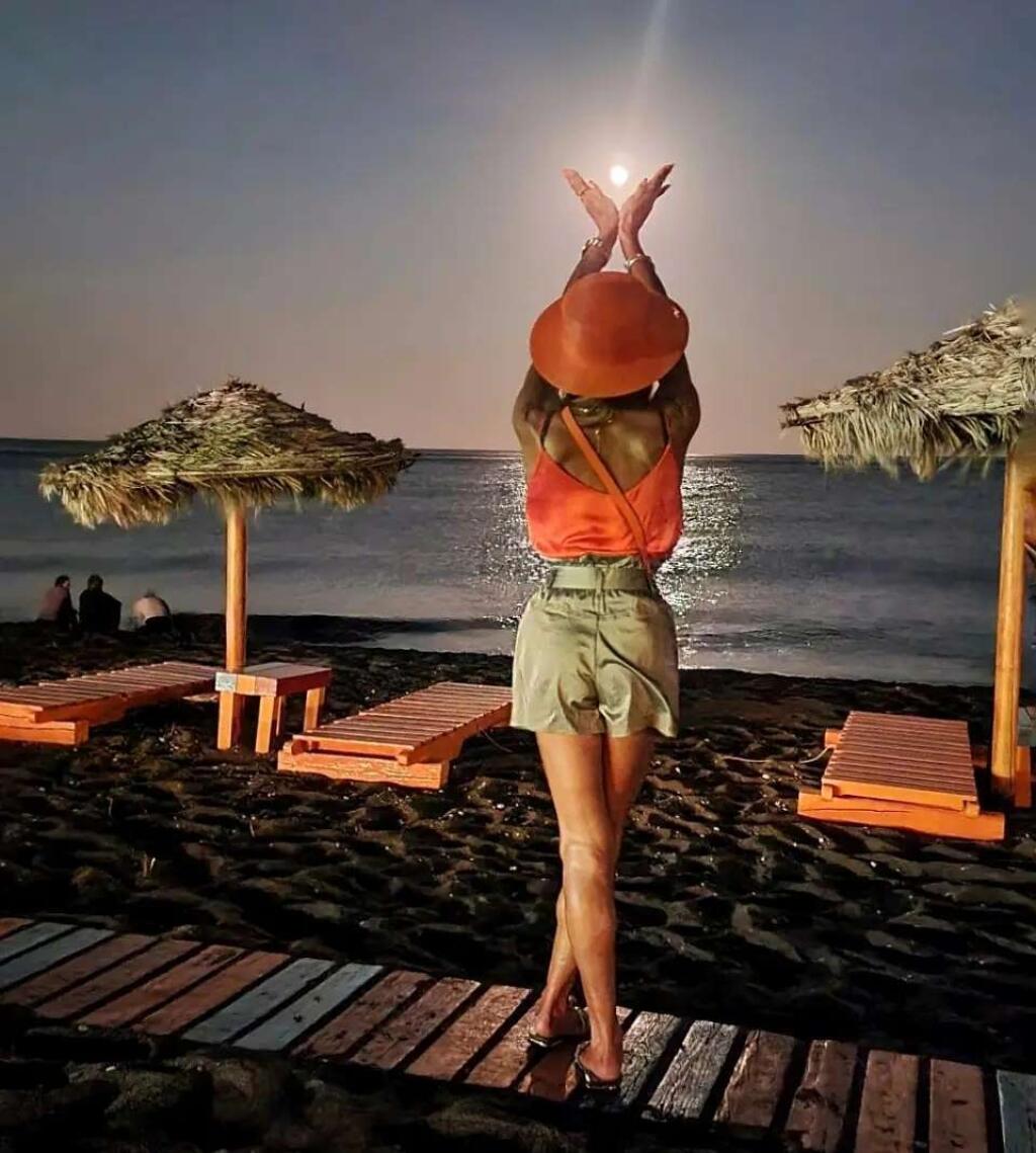 Zora Czoborová si v lete užíva na cestách po Južnej Európe, ale nezaháľa ani pracovne. Trénuje zákazníčky na letných zájazdových fitness pobytoch.