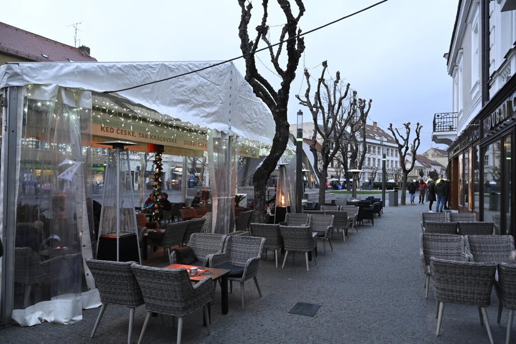 Podmienky pre fungovanie terás reštaurácií sa sprísňovali od 27. novembra. Od 11. decembra ich musia prevádzkovatelia zatvoriť úplne.