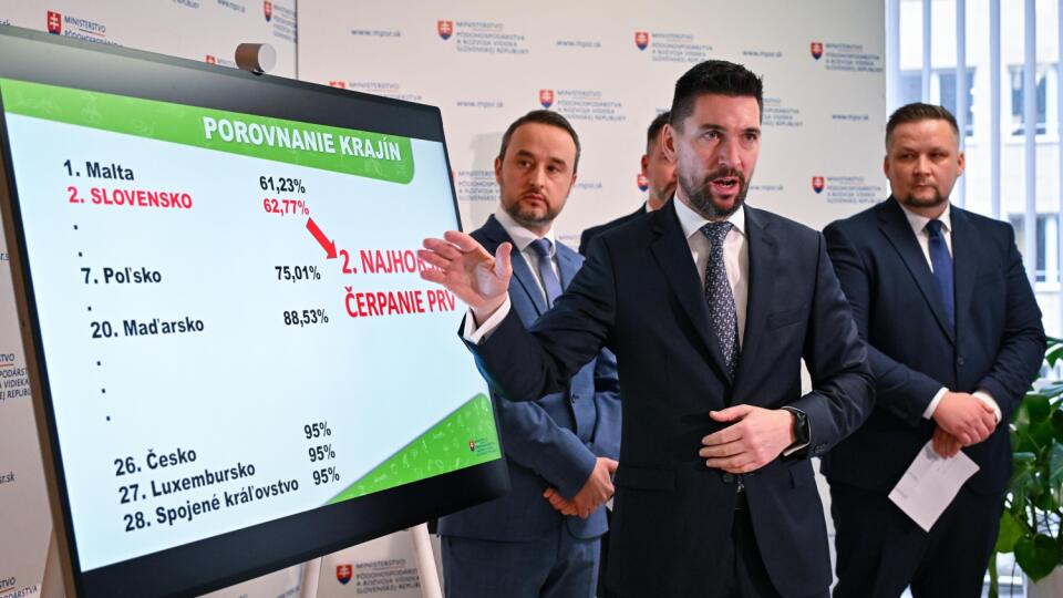 Na snímke zľava štátny tajomník ministerstva pôdohospodárstva a rozvoja vidieka SR Vladimír Vnuk, minister pôdohospodárstva a rozvoja vidieka SR Richard Takáč (Smer-SD) a generálny riaditeľ Pôdohospodárskej platobnej agentúry Marek Čepko počas tlačovej konferencie Ministerstva pôdohospodárstva a rozvoja vidieka SR na tému Príde slovenské pôdohospodárstvo o 400 miliónov eur z programu rozvoja vidieka? 8. marca 2024 v Bratislave. FOTO TASR - Pavol Zachar
