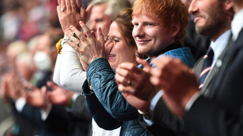 Na zápas sa prišiel pozrieť aj spevák Ed Sheeran.