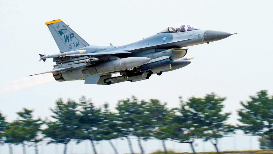 Bývalé vedenie rezortu obrany všetkých prekvapilo, keď odporučilo vláde kúpiť americké stroje F-16.