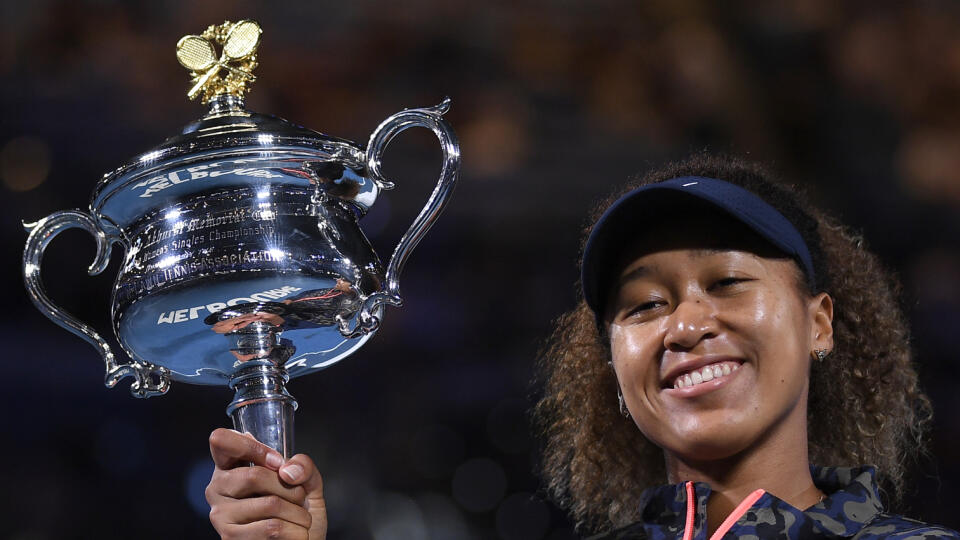 JB 28 Melbourne - Japonská tenistka Naomi Osaková pózuje s trofejou po jej výhre nad Američankou Jennifer Bradyovou vo finále dvojhry na grandslamovom turnaji Australian Open v Melbourne 20. februára 2021. FOTO TASR/AP
Japan's Naomi Osaka holds the Daphne Akhurst Memorial Cup after defeating United States Jennifer Brady in the women's singles final at the Australian Open tennis championship in Melbourne, Australia, Saturday, Feb. 20, 2021.(AP Photo/Andy Brownbill)