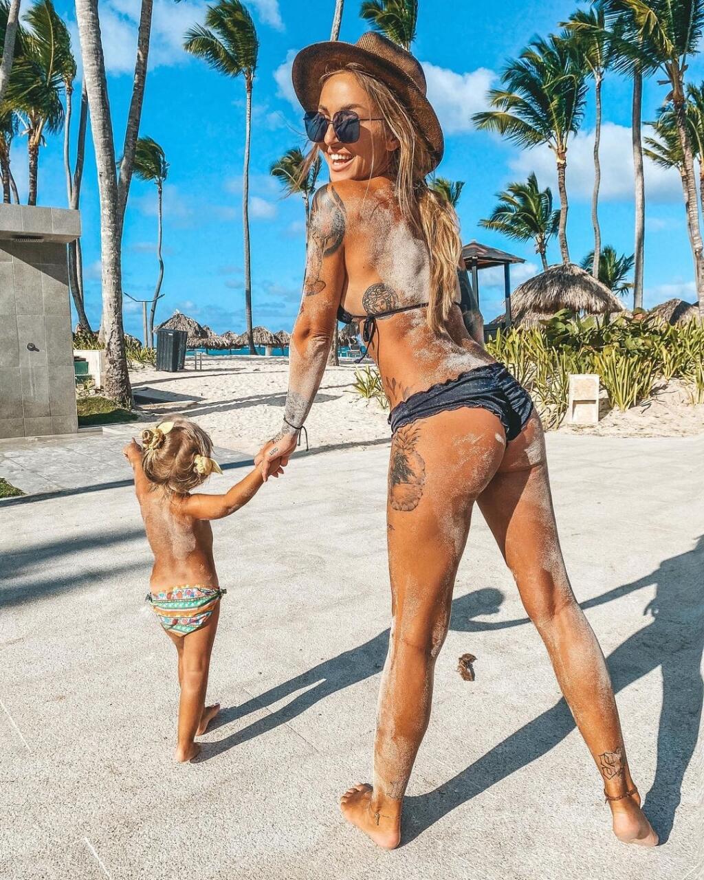 Lucia Sládečková s dcérkou