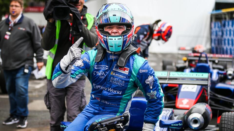 Billy Monger: Škaredá nehoda ho neodradila - preteká aj bez nôh.