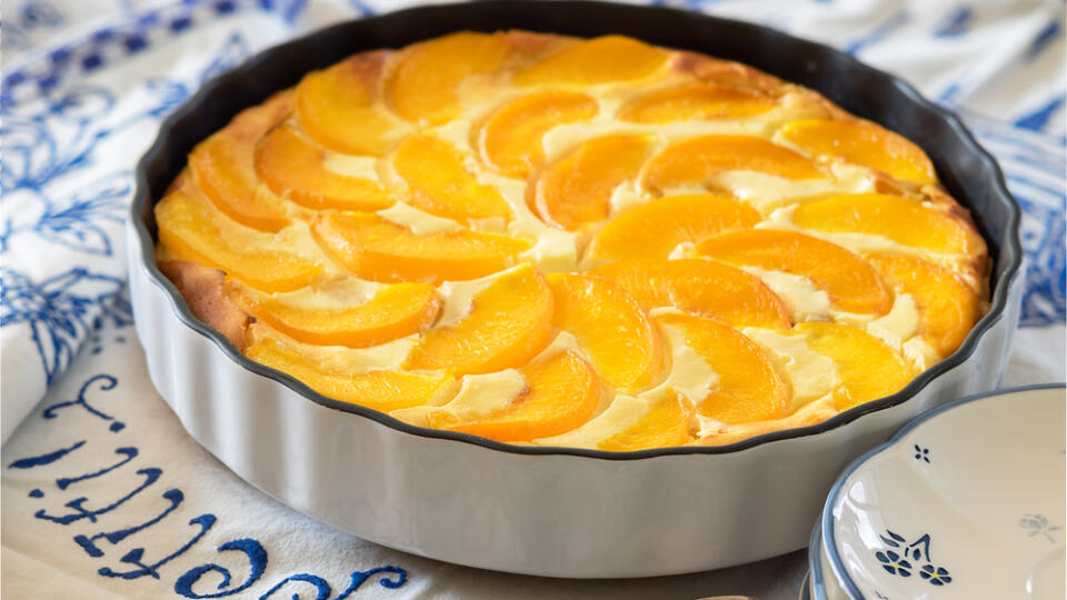 Cottage,Cheese,Cake,With,Peaches