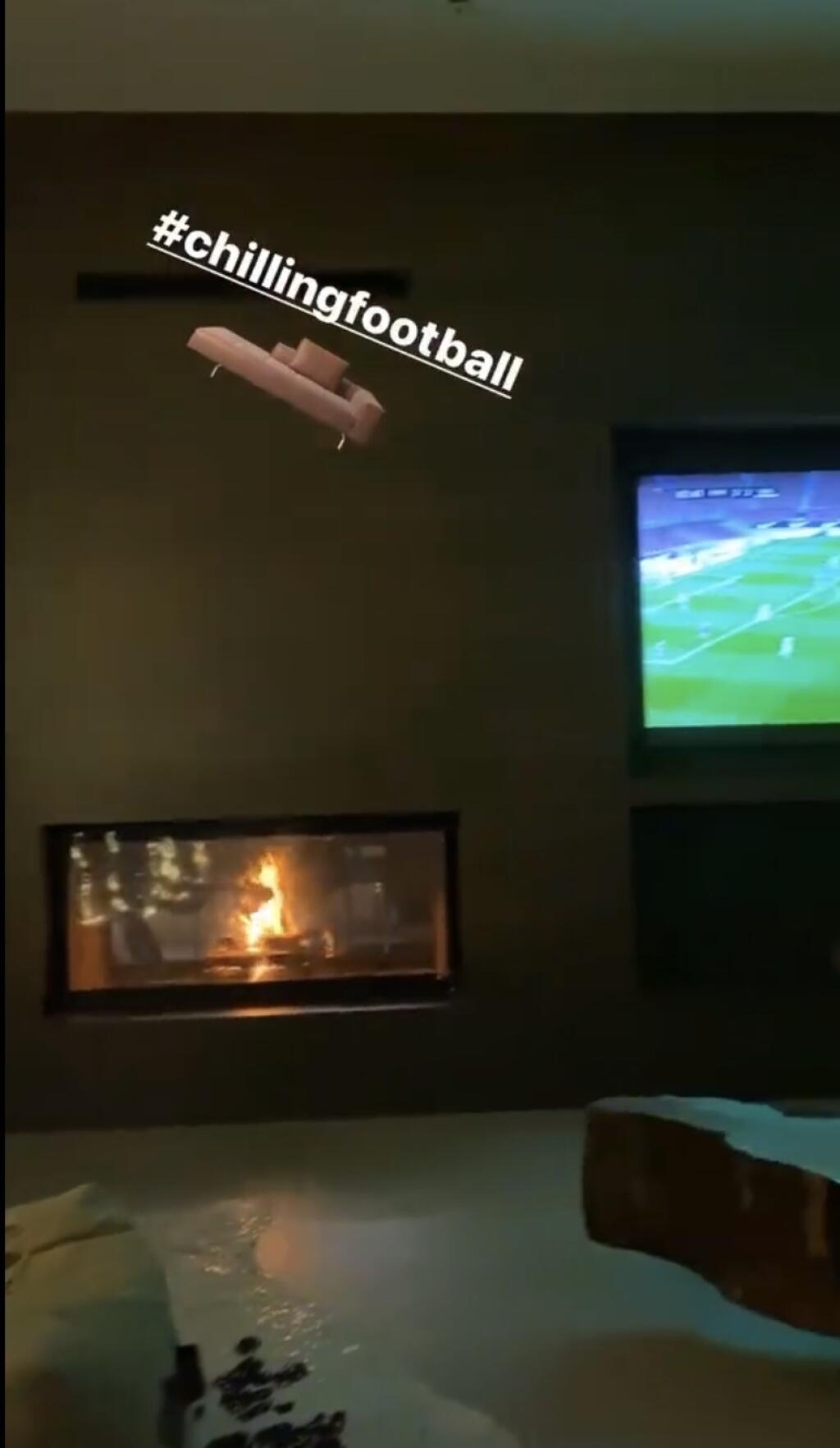 Hamšík ešte pred Vianocami fanúšikom ponúkol pohľad aj z interiéru. Pri tlejúcom krbe si vychutnával futbalový prenos.