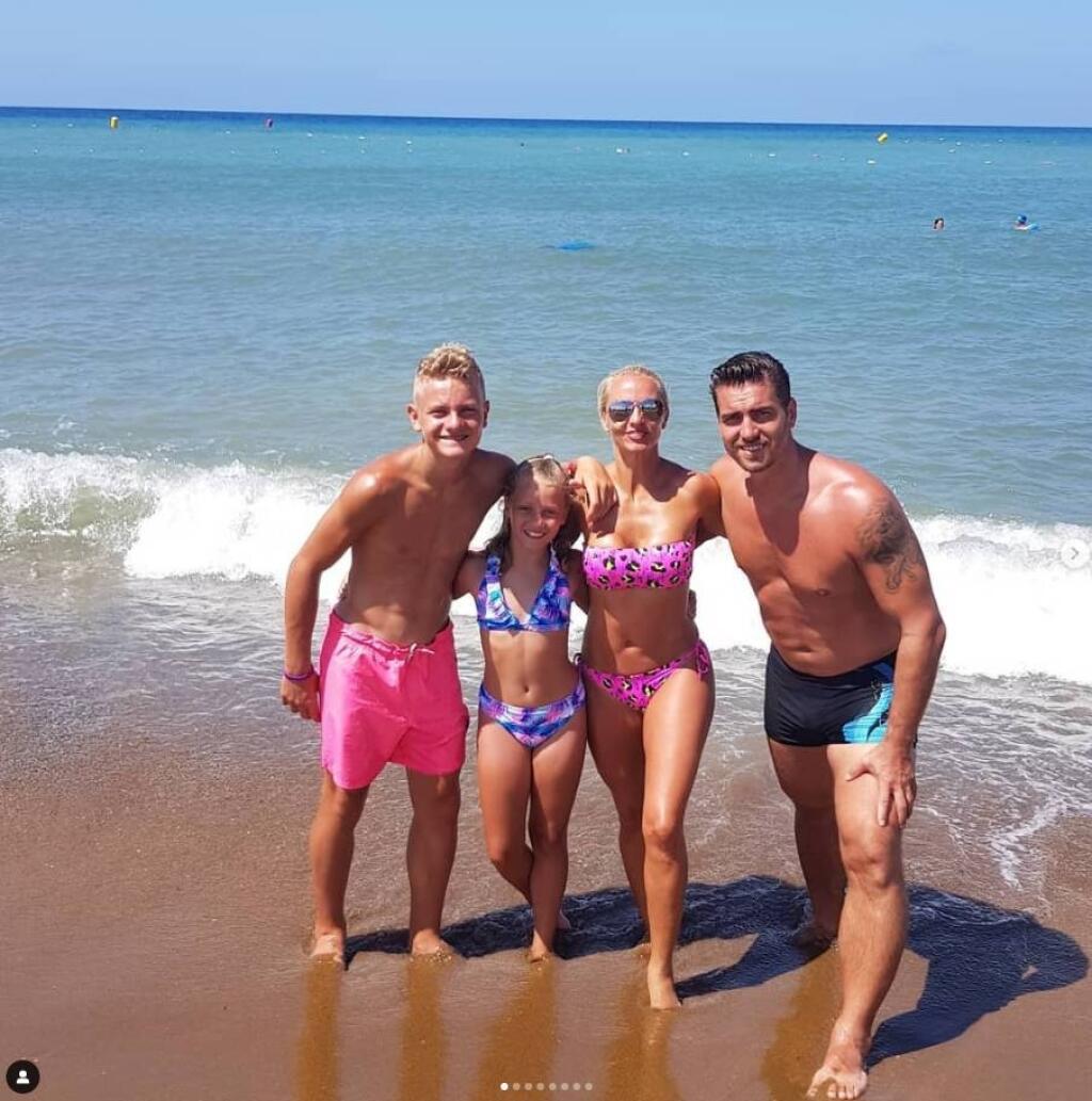 Adam Sýkora s rodičmi a mladšou sestrou.