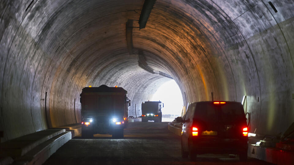 Dvojrúrový 2 240 m diaľničný tunel Prešov, súčasť diaľnice D1 Prešov západ – Prešov juh po dobudovaní urýchlil cestovanie z Košíc do Tatier tým, že motoristi nebudú prechádzať cez Prešov.