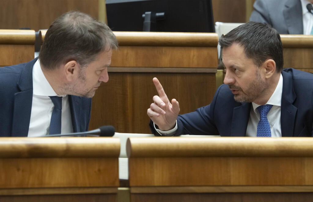 Na snímke zľava minister financií SR Igor Matovič a predseda vlády SR Eduard Heger (obaja OĽANO) počas mimoriadnej schôdze parlamentu v Bratislave v utorok 15. novembra 2022. Poslanci Národnej rady (NR) SR v utorok otvorili mimoriadnu schôdzu, na ktorej má opätovne čeliť odvolávaniu minister vnútra Roman Mikulec (OĽANO). Rokovanie inicioval opozičný Smer-SD, Mikulcovi vyčíta nezvládanie migračnej krízy a kritizuje aj riadenie rezortu. Slovensko podľa Mikulca migračnú vlnu zvláda dobre. Vláda SR 