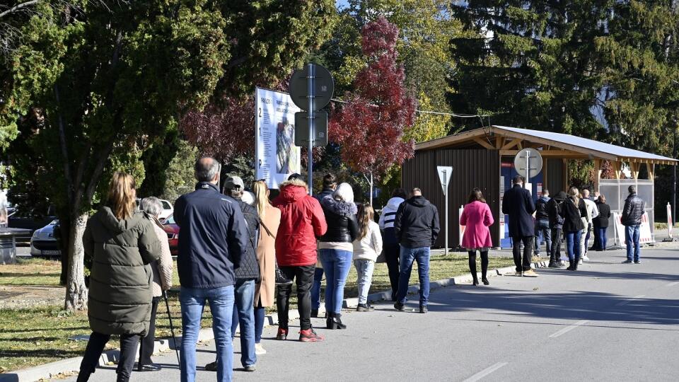 Ľudia stoja v rade na testy pred mobilným odberovým miestom v nemocnici v Michalovciach.