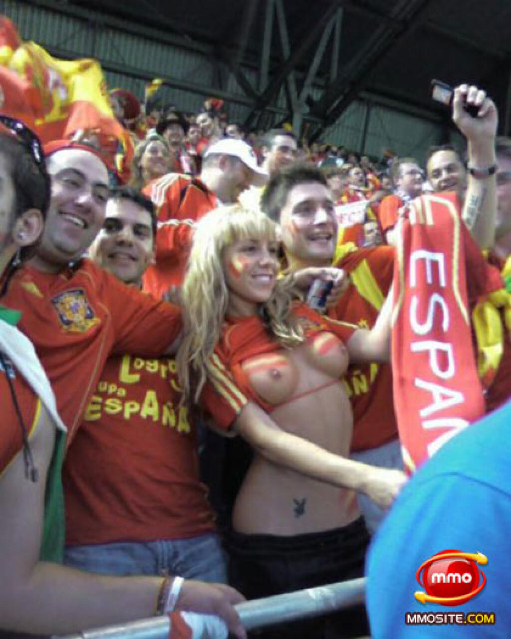 Temperamentná Španielka bola na tribúne plnej mužov stredobodom pozornosti.