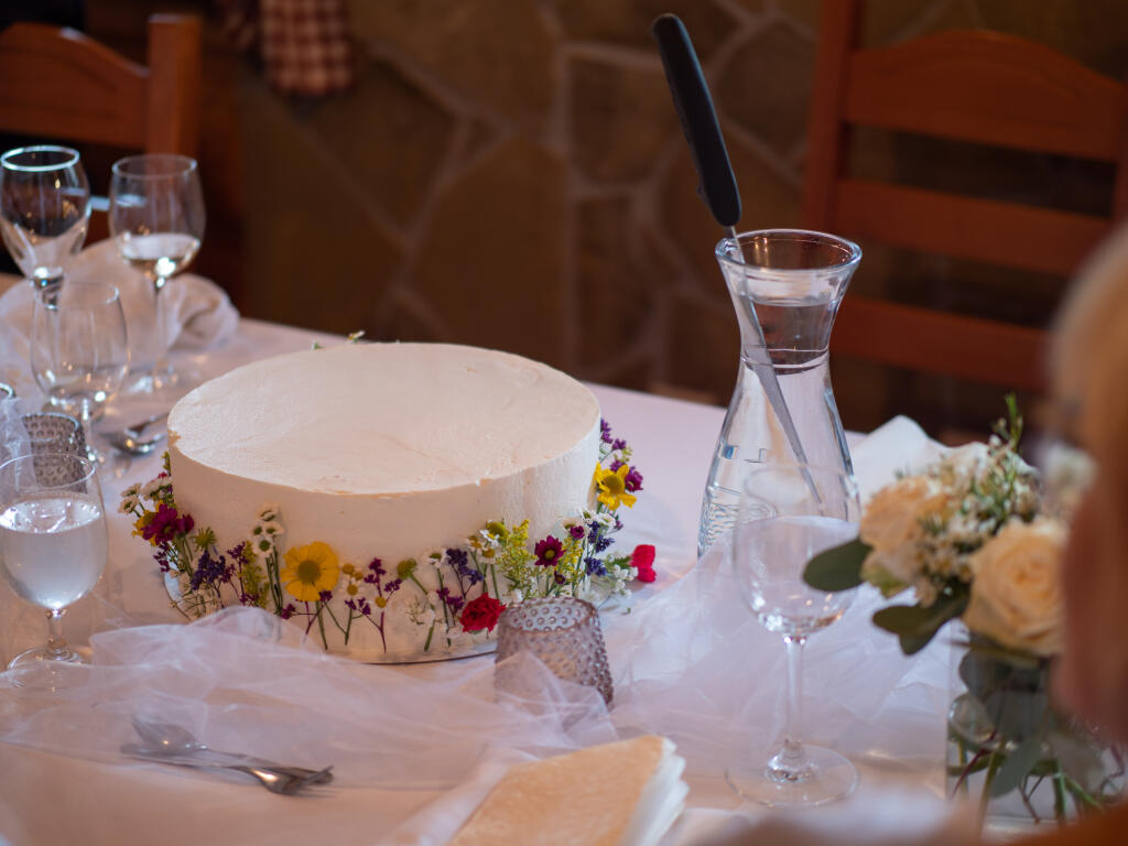 Aj takáto torta čakala na svadobčanov po hlavnom menu.