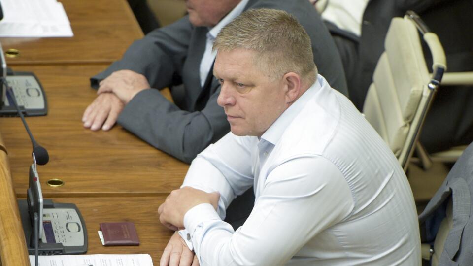 Na snímke poslanec Národnej rady (NR) Slovenskej republiky (SR) Robert Fico (Smer-SD) pred hlasovaním o otvorení mimoriadnej 93. schôdze parlamentu v Bratislave v utorok 30. mája 2023. Mimoriadnu schôdzu poslanci neotvorili ani na tretí pokus. Parlament nebol opäť uznášaniaschopný. Predseda parlamentu Boris Kollár (Sme rodina) bude uznášaniaschopnosť zisťovať opäť o hodinu. FOTO TASR - Pavol Zachar