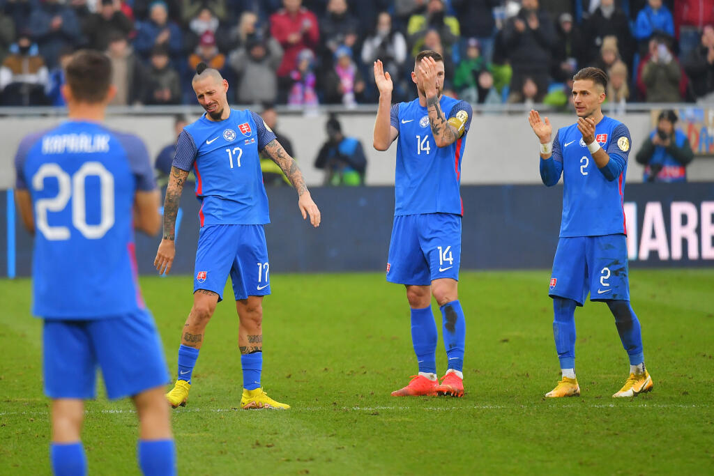 Na snímke slovenskí futbalisti v pozadí zľava Marek Hamšík, Milan Škriniar a Peter Pekarík po prípravnom futbalovom zápase Slovensko - Čile v Bratislave 20. novembra 2022. Marek Hamšík sa v tomto zápase rozlúčil s reprezentačnou kariérou. FOTO TASR - Michal Svítok