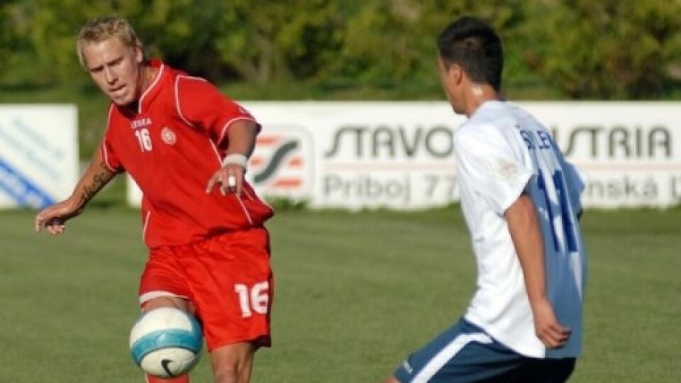 Tomáš Rapčan z Kremničky a Peter Šulek z Dubnice v súboji o loptu