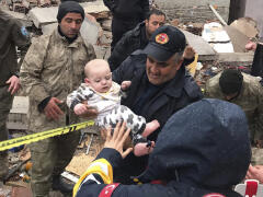 DRSNÁ REALITA v Turecku po zemetrasení na FOTOGRAFIÁCH: Tisíce mŕtvych, pomáha, kto môže!