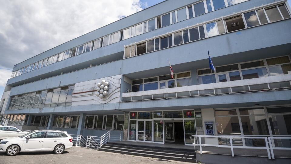exteriér budova vstup vchod nápis Slovenská inovačná a energetická agentúra Úrad jadrového dozoru Úrad pre reguláciu sieťových odvetví Bajkalská ulica v Bratislave
