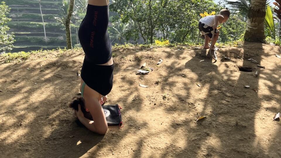 Emily sa na Bali venuje aj joge.