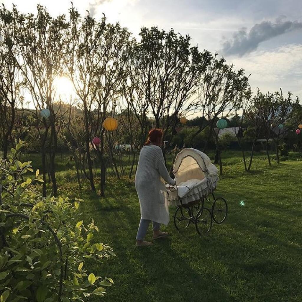 Narodenie syna Eliáša oznámila takouto fotkou.