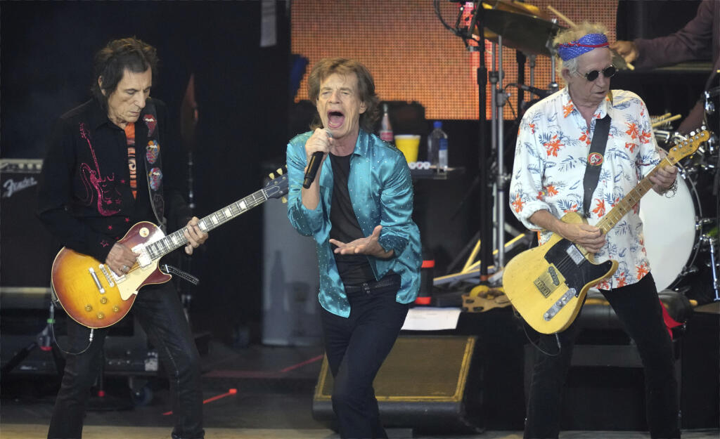 PK 38 Berlín - Na snímke zľava Ronnie Wood, Mick Jagger a Keith Richards z kapely The Rolling Stones vystupujú počas posledného koncertu európskeho turné Sixty v Berlíne 3. augusta 2022. FOTO TASR/AP
Ronnie Wood, left, Mick Jagger, center, and Keith Richards, right, perform onstage during the last concert of their 'Sixty' European tour in Berlin, Germany, Wednesday, Aug. 3, 2022. (AP Photo/Michael Sohn)