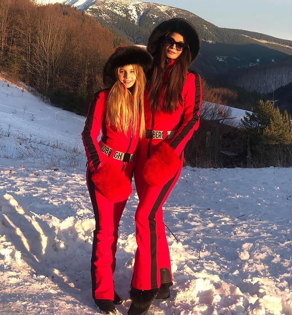 Každej outfit stojí 800 eur.