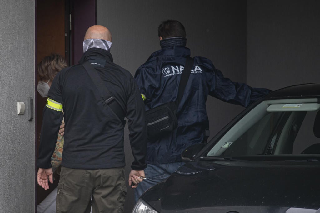 Prokurátor Úradu špeciálnej prokuratúry (ÚŠP) podal v piatok na Špecializovaný trestný súd (ŠTS) v Pezinku návrh na väzobné stíhanie v prípade siedmich obvinených osôb. Ide o osoby, ktoré Národná kriminálna agentúra (NAKA) zadržala v stredu 19. mája 2021 v súvislosti s korupciou na Slovenskom pozemkovom fonde (SPF) v rámci akcií Latifundista a Feudál.  Na snímke eskorta privádza jednu z obvinených. Pezinok, 22. mája 2021. FOTO TASR - Michal Svítok