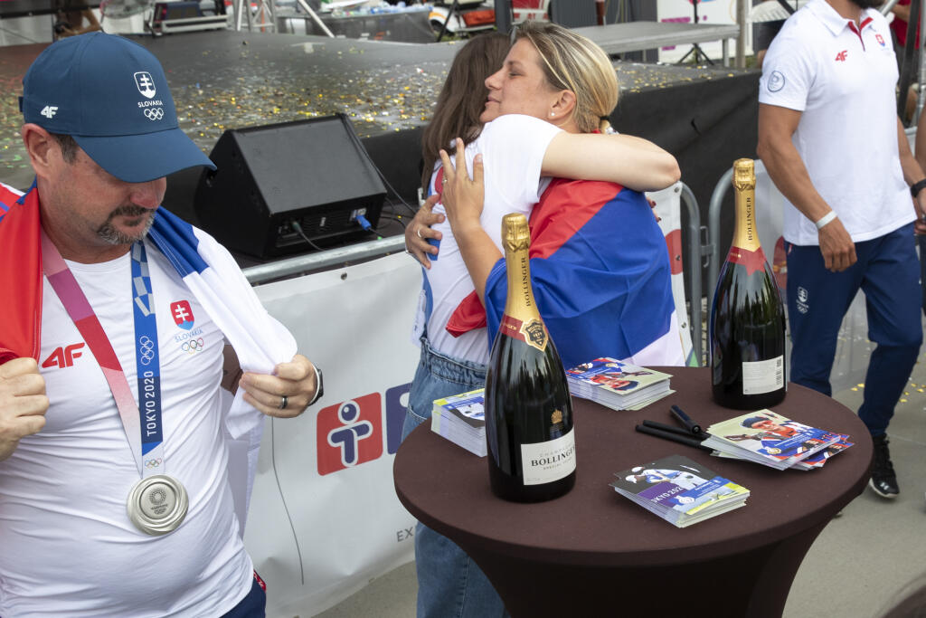 Autogramiáda slovenských olympionikov po návrate z japonského Tokia v X-Bionic Šamorín. Na snímke zľava Rory Sabbatini a Barbora Mokošová v objatí so Zuzanou Rehák-Štefečekovou.