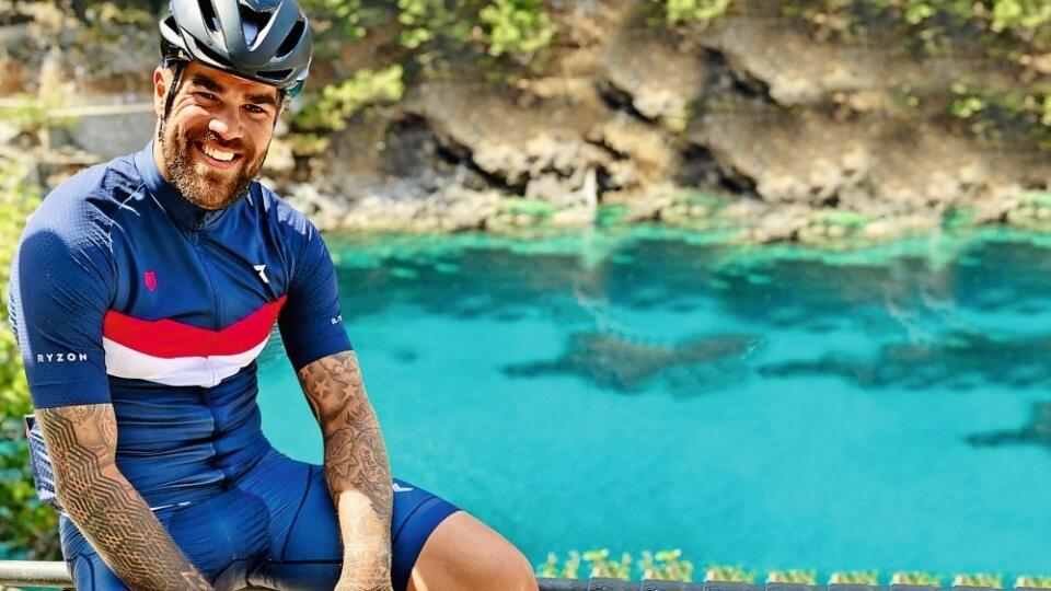 Jeho dni napĺňajú tréningy vo vode, na bicykli či beh v prírode.