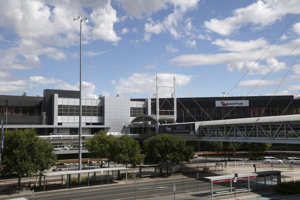 KK7 Melbourne - Na snímke pohľad na letisko 5. januára 2022 v Melbourne. Srbský tenista Novak Djokovič sa obrátil na súd v Melbourne v snahe zvrátiť rozhodnutie o deportácii z Austrálie. Noc zo štvrtka na piatok strávil v detenčnom zariadení pre imigrantov, súd predbežným opatrením zabránil jeho okamžitému vyhosteniu. Prípad bude pokračovať v pondelok o 10.00 h miestneho času (00.00 SEČ). Austrálska vláda zrušila Djokovičovi vízum a nariadila mu opustiť krajinu. Líder svetového rebríčka a obhaj