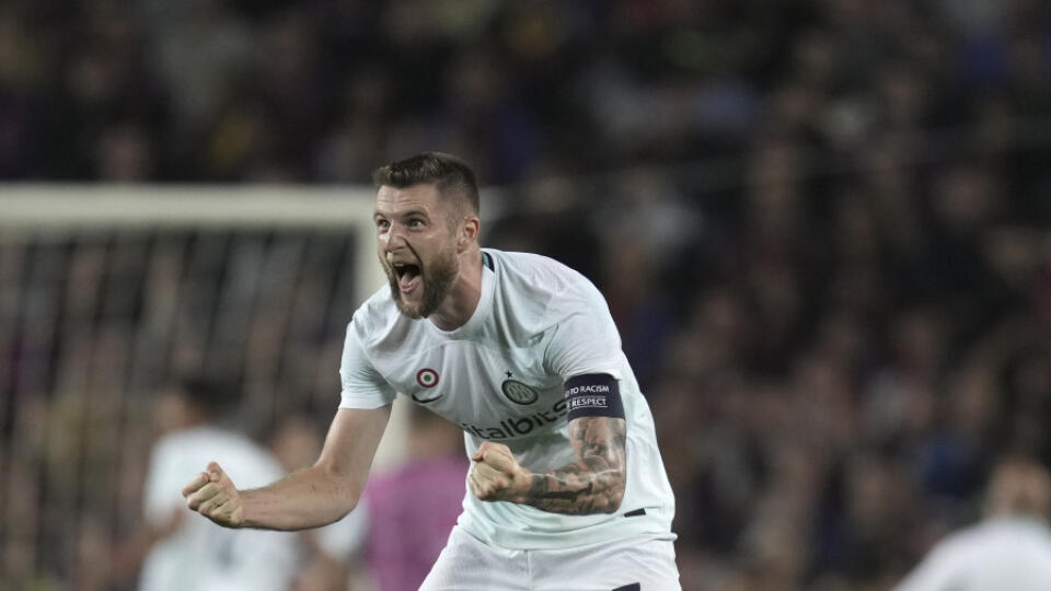 WA 41 archív Barcelona - Na archívnej snímke z 12. októbra 2022 slovenský futbalista Milan Škriniar (Inter Miláno) sa teší z gólu v zápase 4. kola C-skupiny Ligy majstrov FC Barcelona - Inter Miláno v Barcelone. FC Barcelona už začala plánovať príchody hráčov pred letným prestupovým obdobím. Podľa denníka Mundo Deportivo sa klub pre zlú ekonomickú situáciu rozhodol zamerať na podpisovanie voľných hráčov. Medzi nimi je aj slovenský obranca Milan Škriniar z Interu Miláno. FOTO TASR/AP
Inter Milan