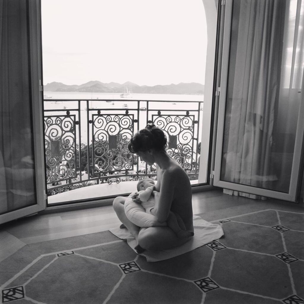 Pred pár dňami však sociálne siete ovládla vďaka nikdy nezverejnenými fotografiami z filmového festivalu v Cannes, na ktorých je celkom nahá.